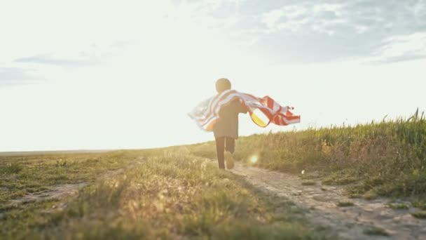 Schattige Kleine Jongen Amerikaanse Patriot Kind Loopt Met Nationale Vlag — Stockvideo
