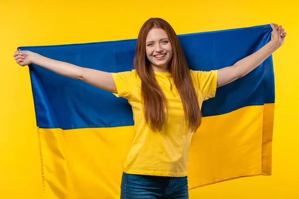 Ευτυχισμένη Γυναίκα Εθνική Ουκρανική Σημαία Κίτρινο Ουκρανία Πατριώτης Νίκη Στον — Φωτογραφία Αρχείου