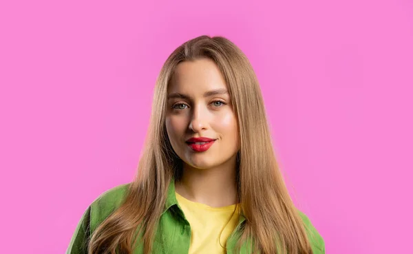 Pembe Stüdyo Arka Planında Güzel Sarışın Kadın Portresi Renkli Kıyafet — Stok fotoğraf