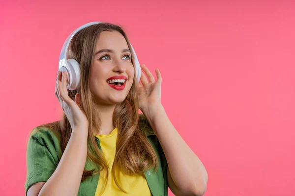 Femme Positive Écoutant Musique Appréciant Avec Des Écouteurs Sur Fond — Photo