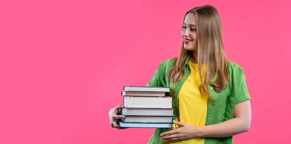 분홍색 배경의 책들이 여학생 소녀의 그녀는 졸업을 기쁘게 합니다 고품질 — 스톡 사진