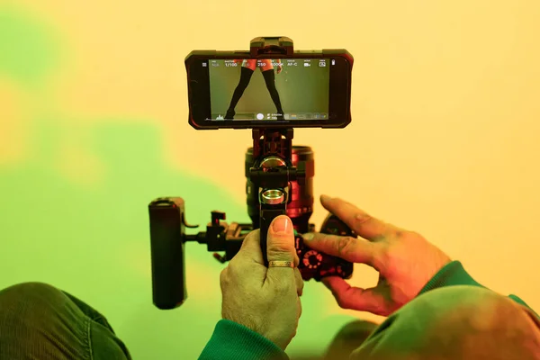 Backstage Operator Werkt Met Professionele Camera Videograaf Maakt Muziekclip Met — Stockfoto