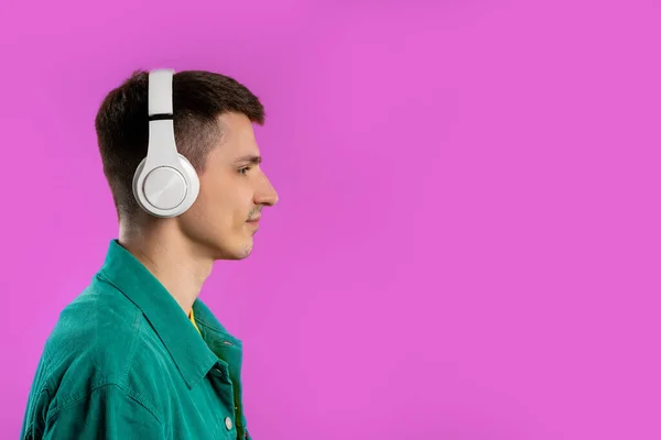 积极的年轻人听音乐 喜欢在紫罗兰工作室背景下与耳机共舞 无线电 无线现代音响技术 在线播放器 高质量的 — 图库照片
