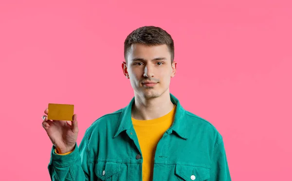 Úspěšný Pohledný Muž Ukazuje Neomezenou Zlatou Kreditní Kartu Podívejte Pozadí — Stock fotografie
