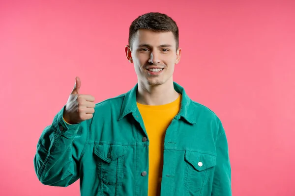 积极的美国男人做手势像 竖起大拇指手势 快乐学生的蓝色 正确的完美选择 伟大的交易 粉红工作室背景 高质量的 — 图库照片