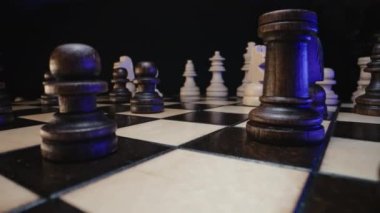 Kaydırıcı makro atış, parti yarışmasından önce tahta satranç tahtasındaki satranç taşları. Masa stratejisi oyunu. Takım çalışması, başarı işi, istihbarat sporu konsepti.