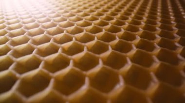 Ekstrem makro kaydırıcı balmumu hücrelerini yüzeye taşır. Bal tarağı dokusu. Organik arıcılık. Apandisit kavramı, kolektif çalışma. Yüksek kalite 4k görüntü