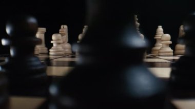 Kaydırıcı makro atış, parti yarışmasından önce tahta satranç tahtasındaki satranç taşları. Masa stratejisi oyunu. Takım çalışması, başarı işi, istihbarat sporu konsepti.