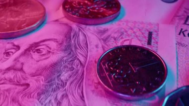 Çek nakit parası. Makro özgeçmişi yakın plan. Çek Krallığı. Ceska koruna. Fatura kağıtları, yeni banknotlar ve paralar. Para politikası. Genel ticaret