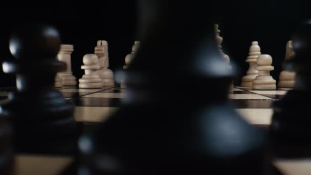 Schieberegler Makroschuss Schachfiguren Auf Einem Holzschachbrett Vor Dem Wettkampf Brettstrategiespiel — Stockvideo