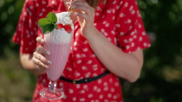 Çilekli Milkshake Samanlı Smoothie Kokteyli Içen Güzel Bir Kadın Ştah — Stok video