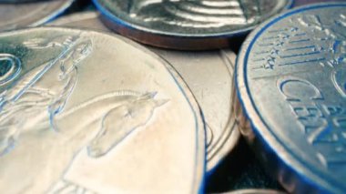 Makro bakış farklı dünya para birimlerini gösterir. Finans, para, sent, bahşiş konsepti. Yüksek kalite 4k görüntü