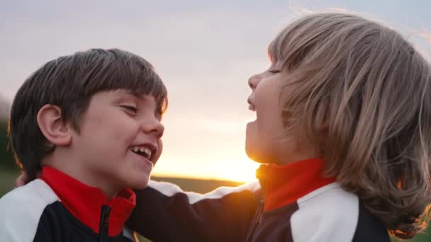 Leende Små Gamla Pojkar Grön Äng Natur Bakgrund Lyckliga Barn — Stockvideo