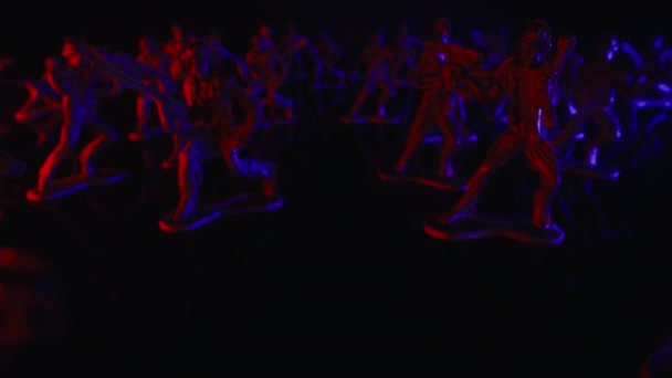 Военные Игрушки Реконструкции Войны Солдаты Фигурируют Перед Битвой Черной Поверхностью — стоковое видео