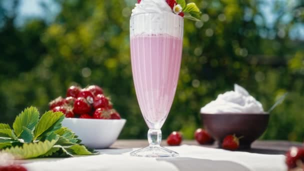 还有鲜活的草莓奶昔 奶昔或带稻草的冰沙 美味的夏季甜点 健康的浆果食品 高质量的4K镜头 — 图库视频影像