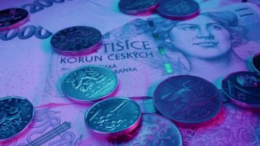 Çek nakit parası. Makro özgeçmişi yakın plan. Çek Krallığı. Ceska koruna. Fatura kağıtları, yeni banknotlar ve paralar. Para politikası. Genel ticaret