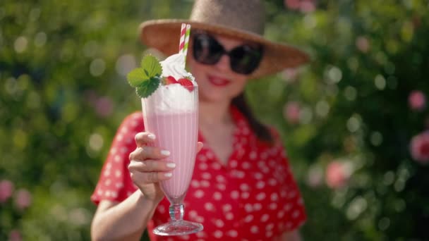Mooie Vrouw Trekt Naar Voren Aardbeien Milkshake Smoothie Cocktail Met — Stockvideo