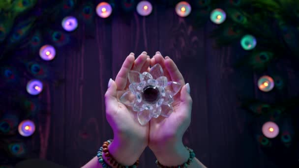 女人抱着脆弱的莲花 干净的水晶宗教的概念 昆达里尼 灵性的内心世界 顶部视图 — 图库视频影像