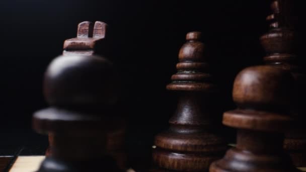 パーティーの競争の前に木製のチェス盤のスライダーマクロショット チェスの駒 ボード戦略ゲーム チームワーク成功ビジネスインテリジェンススポーツの概念 — ストック動画