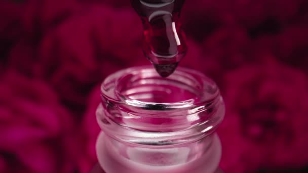 Ätherisches Rosenöl Flaschen Herstellung Von Flüssigem Aromaserum Extrakt Pinkfarbene Tropfen — Stockvideo
