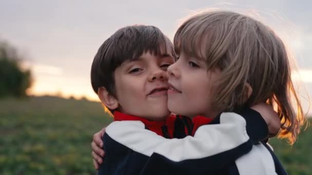 Sorrindo Pouco Anos Idade Meninos Fundo Natureza Prado Verde Filhos — Vídeo de Stock