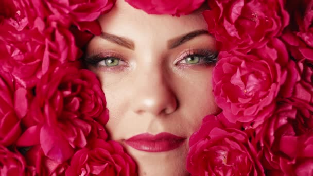 Portret Pięknej Kobiety Wannie Twarz Doskonałym Makijażem Kwiaty Róż Dekoracji — Wideo stockowe