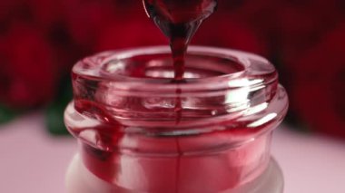 Asit şişede soyuluyor. Sıvı aroma serumu üretiyor. Kırmızı enerji damlaları pipetten cam kabın içine damlıyor. Soyut cilt bakım ürünleri. 4k görüntü.