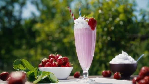 还有鲜活的草莓奶昔 奶昔或带稻草的冰沙 美味的夏季甜点 健康的浆果食品 高质量的4K镜头 — 图库视频影像
