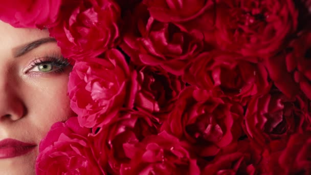 Portré Gyönyörű Kádban Arc Tökéletes Smink Rózsa Virágok Dekoráció Fogalom — Stock videók
