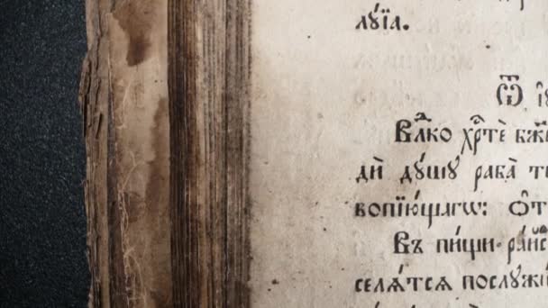 Παλιά Κίτρινη Αντίκα Βιβλίο Μακροσκοπική Άποψη Θησαυροί Του Παρελθόντος Σπάνια — Αρχείο Βίντεο