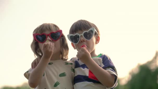 Aranyos Gyerekek Epret Esznek Kertben Testvérek Bokorból Esznek Bogyót Finom — Stock videók