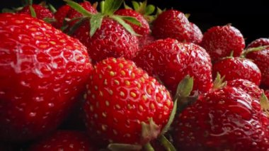 Kırmızı olgun çilek arka planı. Doğal meyve suyu, makro geniş görüntü. Lezzetli vejetaryen tatlı, vitaminler, beslenme, sağlıklı yeme konsepti. Yüksek kalite 4k görüntü