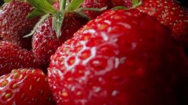 Organik kırmızı olgun çilek arka planı. Doğal sulu böğürtlen, makro doku. Lezzetli vejetaryen tatlı, vitaminler, beslenme, sağlıklı yeme konsepti. 4K yüksek kalite.