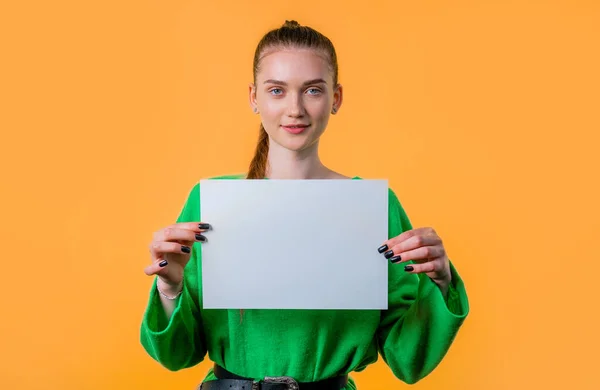 Mulher Jovem Segurando Horizontal Branco Cartaz Papel Espaço Para Cópia — Fotografia de Stock