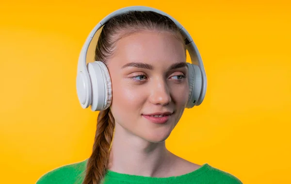 Mujer Positiva Escuchando Música Disfrutando Con Auriculares Fondo Amarillo Del —  Fotos de Stock