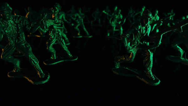 Військові Іграшки Воєнній Реконструкції Солдати Фігурують Перед Битвою Чорній Поверхні — стокове фото