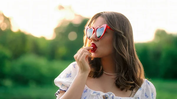 Schöne Frau Isst Frische Reife Erdbeeren Sonnenuntergang Stilvolle Dame Mit — Stockfoto