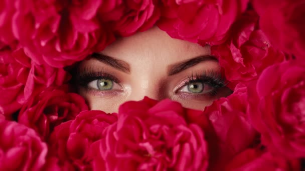 Макро Портрет Красивая Женщина Ванне Лицо Идеальным Макияжем Розы Цветы — стоковое видео