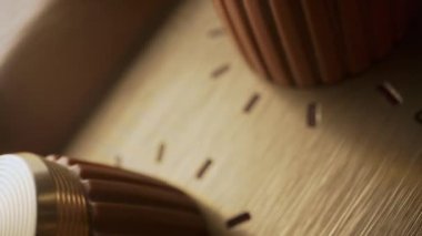 Gitar yükseltici kontrol paneli. Taklacılar, düğmeler ve düğmeler. Amplifikatör açık. Renkli neon ışık. Makro manzara. Yüksek kalite 4k görüntü