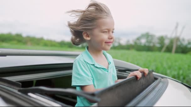 Förtjusande Glad Liten Pojke Står Öppen Bil Soltak Road Trip — Stockvideo