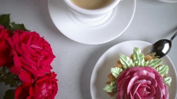 Вид Зверху Чашку Кави Десерт Випічки Троянди Смачний Ранковий Сніданок — стокове відео