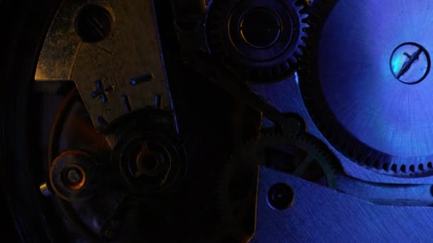 マクロ機械式ヴィンテージウォッチ ギアが急速に回転 速く走る時間だ カラフルなネオンが光を導いた タイムラプスの背景 時計の詳細と部品 高品質4K映像 — ストック動画
