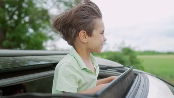Förtjusande Glad Liten Pojke Står Öppen Bil Soltak Road Trip — Stockvideo