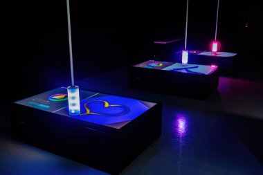 Temmuz 2023 - Prag, Çek Cumhuriyeti. İnteraktif galaksi neon dijital sanat müzesi. Serginin tadını çıkarıyorum. Sanal gerçeklik, soyut renkli kavram. Yüksek kalite fotoğraf