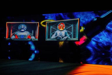 Temmuz 2023 - Prag, Çek Cumhuriyeti. İnteraktif galaksi neon dijital sanat müzesi. Serginin tadını çıkarıyorum. Sanal gerçeklik, soyut renkli kavram. Yüksek kalite fotoğraf