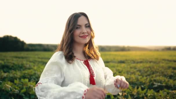 Retrato Una Mujer Ucraniana Sonriente Campo Verde Jovencita Con Camisa — Vídeos de Stock