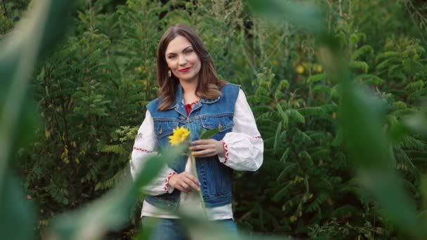 Sonriendo Atractiva Mujer Hippy Fondo Naturaleza Verde Jovencita Con Camisa — Vídeos de Stock