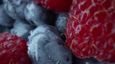 Soyut renkli böğürtlenler, ekstrem makro kaydırıcı. Vahşi olgun orman ahududu, yabanmersini. Taze meyveler, hasat geçmişi... Sağlıklı organik vegan yiyecekler, beslenme, vitaminler, antioksidanlar..