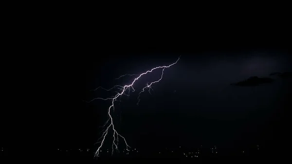 Noite Céu Tempestuoso Sobre Cidade Belos Relâmpagos Nuvens Trovão Perigo Fotografia De Stock