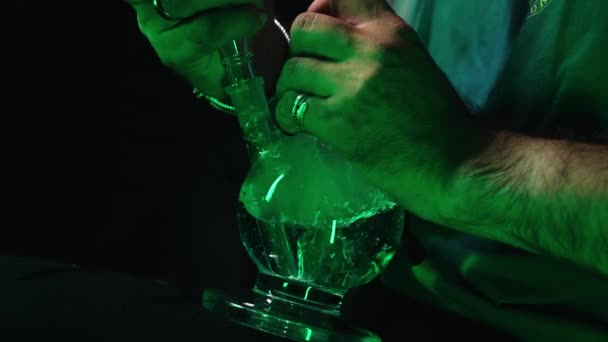 Tıbbi Marihuana Içmek Evdeki Neon Işıkta Cam Bongu Içmek Esrar — Stok video
